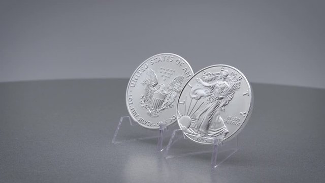 American Eagle Silber Unze Front und R&uuml;ckseite auf wei&szlig;em Hintergrund dreht sich