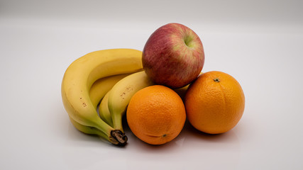 Naklejka na ściany i meble Bananen, Orangen und Apfel auf weißem Hintergrund