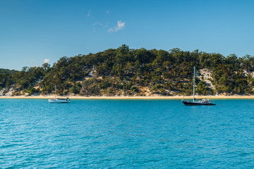 Plakat Yachts in turqoise water Fraser Island tropical Australia