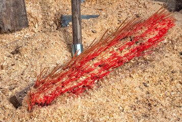 Roter Besen mit Holusp&auml;nen