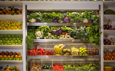 esposizione di frutta e verdura al mercato