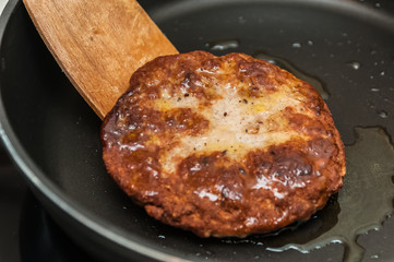 leckere Fleischfrikadelle in der Pfanne gebraten 
