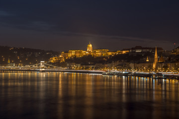 Obraz na płótnie Canvas Danube river and illuminated historic boildings at night in Budapest, Hungary