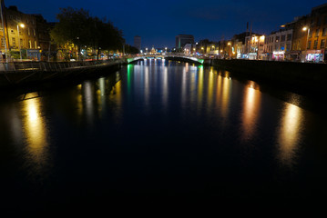 Fototapeta na wymiar Ha'penny Bridge over Dublin's river Liffey in night