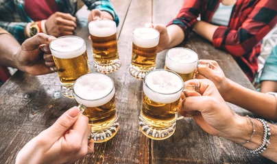 Fotobehang Kroeg Vrienden handen roosteren bier pinten in brouwerij pub restaurant - Drankconcept met jonge mensen die samen genieten van tijd en plezier hebben in vintage brouwbar - Focus op rechtsonder glas - Warm filter