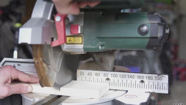 Handwerker s&auml;gt Holz 