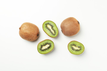 Obraz premium Ripe sweet kiwi on white background, top view