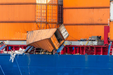 Umgekippter Container auf einem Containerschiff nach einer Kollision