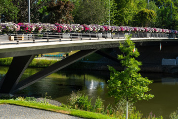 Brücke über den Wilhelmskanal mit Blumenschmuck