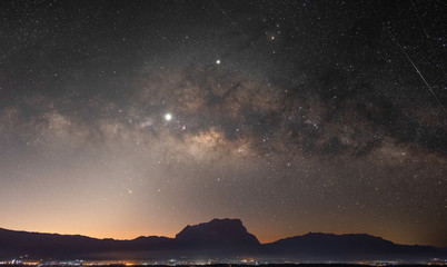 The stars and the milky way in the night sky are very beautiful.