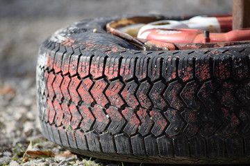  Kreative und Originelle Ideen, Wiederverwertung- Auto Reifen, rot angestrichen mit Pfosten in der...