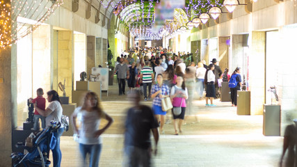 Obraz premium Shoppers and tourists at Mamilla shopping street timelapse in Jerusalem.