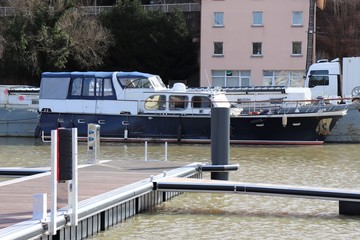 La rivière l'Allan dans la ville de Montbéliard - ville de Montbéliard - Département du Doubs -...