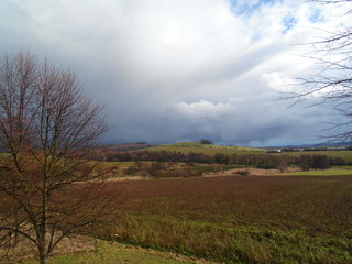Heraufziehende Wolken bei Stolpen in Sachsen
