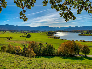 Blick über den Riegsee auf die bayerischen Alpen