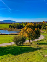 Landstraße am Riegsee in Oberbayern
