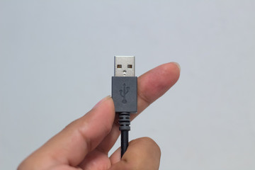 Sosteniendo cable de tipo USB