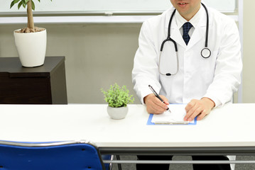 問診中の医療従事者