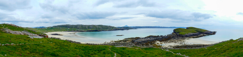 Naklejka premium Blick über Oldshoremore beach, Bucht mit Sandstrand im Norden von Schottland