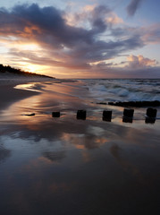 Morze Bałtyckie,zachód słońca na plaży w Dźwirzynie,Polska. - obrazy, fototapety, plakaty