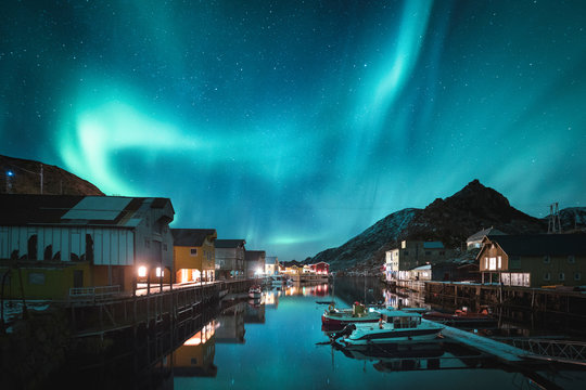 Norway, Vesteralen archipelago, Langoya island, Nyksund, Northern lights above fishing village