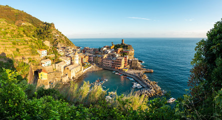 Obraz na płótnie Canvas Panorama view of Vernazza and the ocean during sunset at Cinque Terre from above