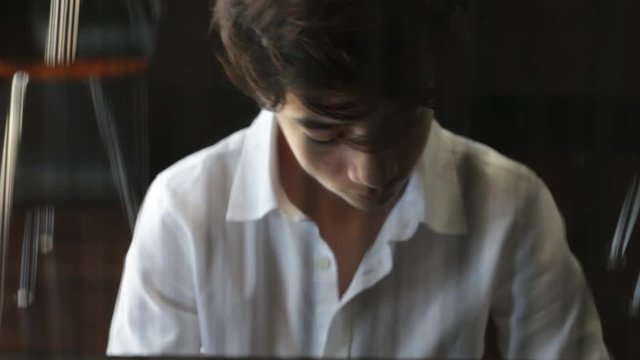 Joven tocando el piano