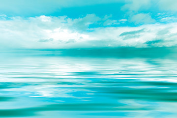 Himmel und verschwommenes Meer als Hintergrund