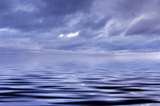 Himmel und verschwommenes Meer als Hintergrund
