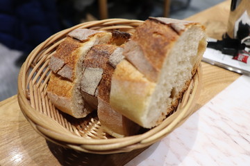 Corbeille de pain remplie de tranches de pain - Région Franche Comté - France