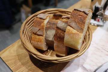 Corbeille de pain remplie de tranches de pain - Région Franche Comté - France