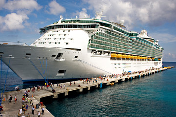 Fototapeta na wymiar Giant cruise ship ducked at Cozumel island Mexico