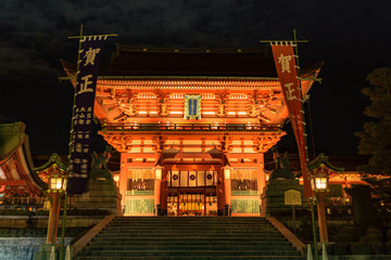 Fototapeta premium 夜の京都伏見稲荷大社