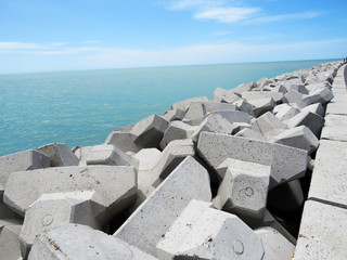 larga hilera de piedras que se curvan en el mar