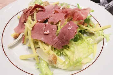 Salade verte avec jambon fumé et comté - Ville de Montbéliard - Département du Doubs - Région...