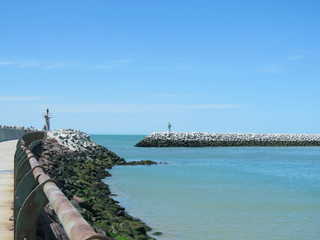 mar, escollera y faro en la punta