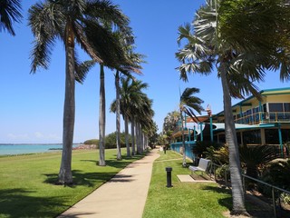 Strandpromenade mit Palmen in Darwin, Australien