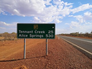 Strassenschild an Highway nach Tennant Creek und Alice Springs, Australien