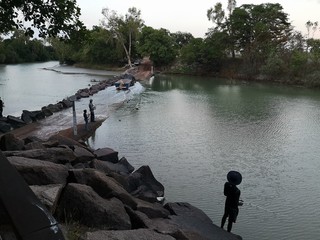 Angler an Brücke am Abend im Kakadu Nationalpark, Australien