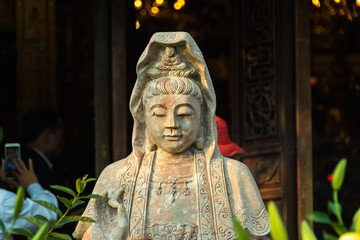 하노이 호치민광장의 원각사 앞에 있는 보살상