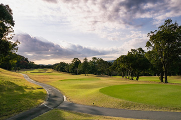 夕暮れのゴルフ場。夕方の空が美しいゴルフコース。