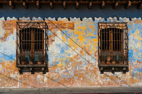 La fachada de la casa colonial de la ciudad de Antigua est&aacute; despintada.