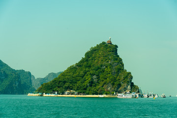 베트남 하롱베이의 푸른 바다위 동굴이 있는 섬