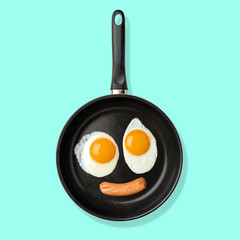 フライパンに目玉焼きで作った笑顔のキャラクター