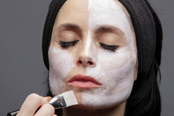 Femme au maquillage, soins de la peau
