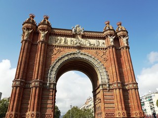 Fototapeta na wymiar Arco del triunfo excelente dia
