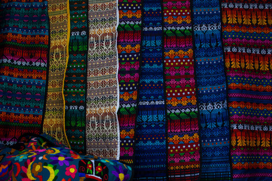 Tela T&iacute;pica guatemala puesto de mercado venta de mantel tipico