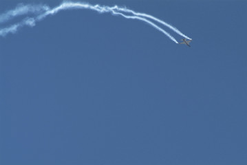 멋진 묘기비행을 보여주는 비행기