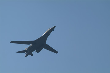 하늘을 날고있는 B-1 폭격기의 위용