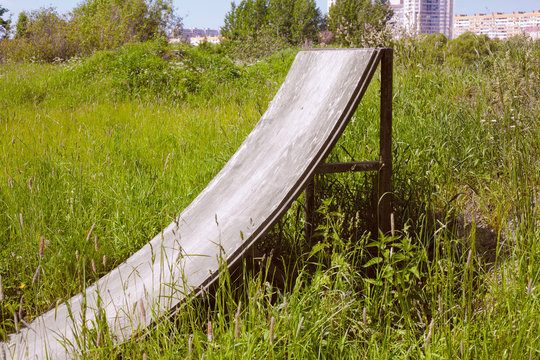 Abrupt springboard in grass thickets